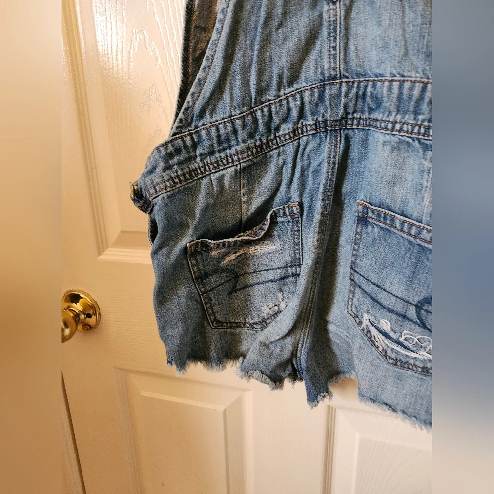 American Eagle Outfitters stylish denim